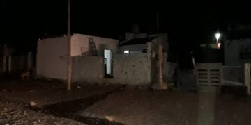 Homicidio: Lo encontraron muerto en el techo de una vivienda