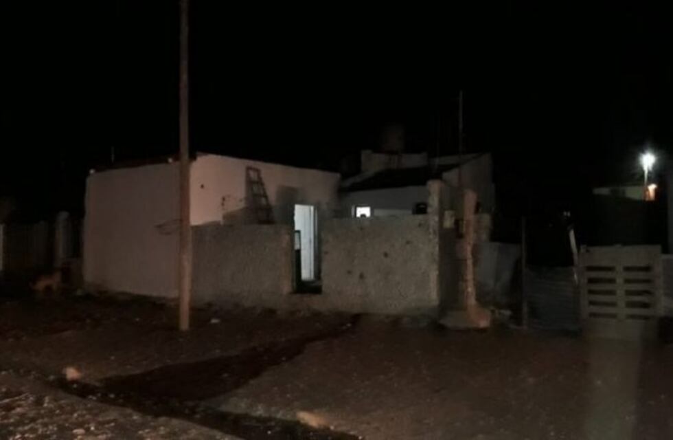 Homicidio: Lo encontraron muerto en el techo de una vivienda