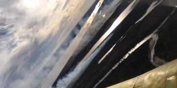Un avión hidrante del Servicio Nacional de Manejo del Fuego (SNMF) sobrevoló las zonas de Rosario y Villa Constitución\u002E (@juanmburgoa)