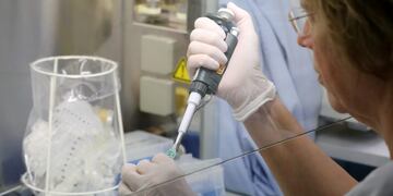 10/03/2020 Una investigadora en el Departamento de Biología Molecular en el Instituto de Microbiología, Virología e Higine Médica en el University Medical Centre de Alemania examina una muestra en los esfuerzos contra el nuevo coronavirus POLITICA INTERNACIONAL Bernd Wüstneck/dpa-Zentralbild/