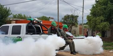 Trabajo de fumigación contra el mosquito transmisor del dengue