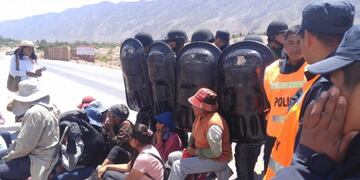 Actuación de la polícia en el corte de ruta en Tilcara