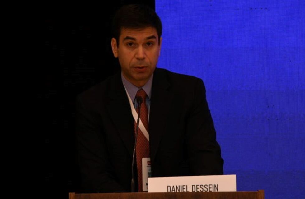 "La prensa registra las tensiones del presente y al mismo tiempo las sufre"