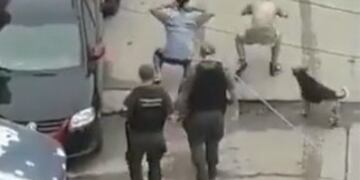 Coronavirus: gendarmes obligaron a caminar en cuclillas a dos jóvenes que no cumplían la cuarentena