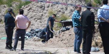 Hallan un cuerpo calcinado en un auto en un descampado