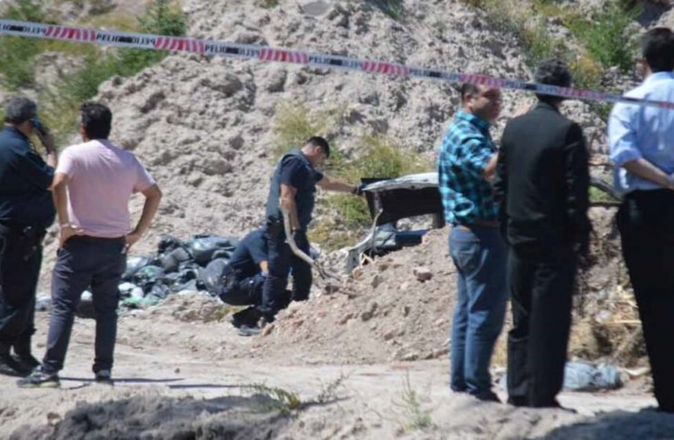 Bahía Blanca: hallan un cuerpo calcinado en el baúl de un auto incendiado en un descampado