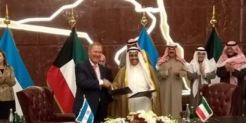 Schiaretti firmó en Kuwait el financiamiento para los seis acueductos\u002E