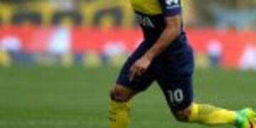 Boca Juniors' forward Carlos Tevez controls the ball during the Argentina First Division football match against Sarmiento, at the La Bombonera stadium in Buenos Aires, on October 16, 2016. / AFP PHOTO / Alejandro PAGNI cancha de boca juniors carlos tevez campeonato torneo primera division 2016 futbol futbolistas partido boca juniors sarmiento de junin