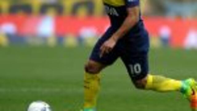 Boca Juniors' forward Carlos Tevez controls the ball during the Argentina First Division football match against Sarmiento, at the La Bombonera stadium in Buenos Aires, on October 16, 2016. / AFP PHOTO / Alejandro PAGNI cancha de boca juniors carlos tevez campeonato torneo primera division 2016 futbol futbolistas partido boca juniors sarmiento de junin