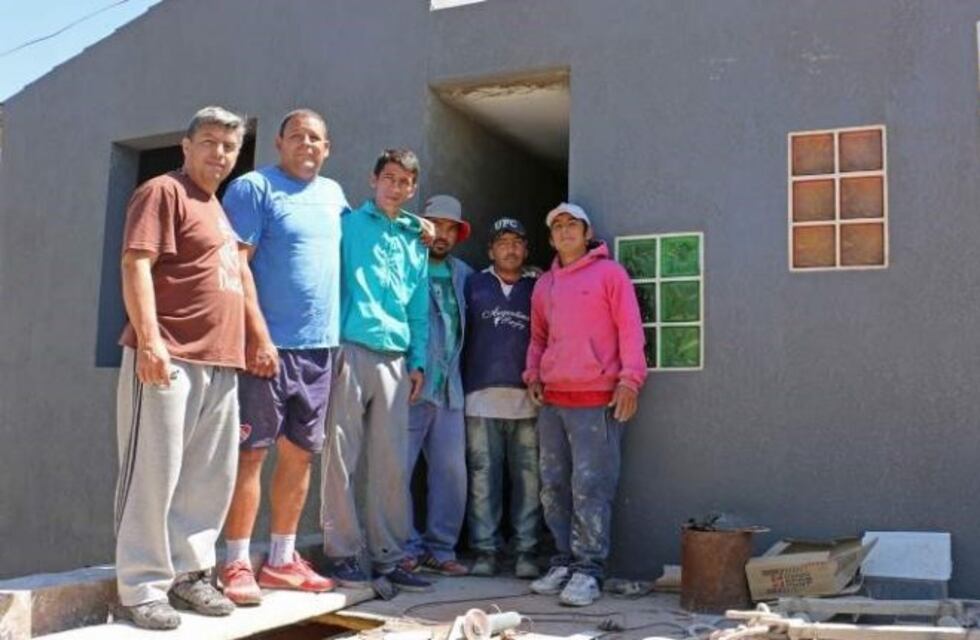Perdió a su familia en un incendio y ahora reconstruye el que fue su hogar
