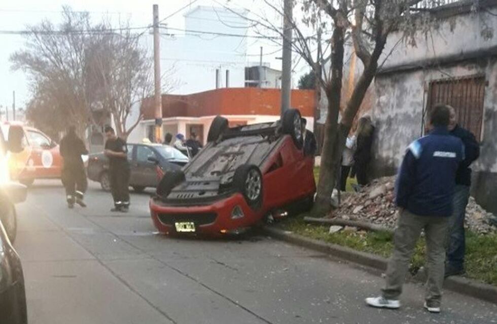 Un auto volcó tras chocar con un taxi en zona norte