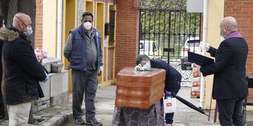 GRAF2972\u002E MADRID, 19/04/2020\u002E- Entierro de una víctima del coronavien el Cementerio Parroquial Nuestra Señora La Antigua, hoy domingo en el madrileño distrito de Vicálvaro\u002E Un total de 20\u002E453 personas han fallecido por coronavirus en España, lo que supone un incremento de 410 muertes en las últimas 24 horas; la cifra de 410 fallecidos es la más baja en casi un mes\u002E EFE/J\u002EJ\u002E Guillen