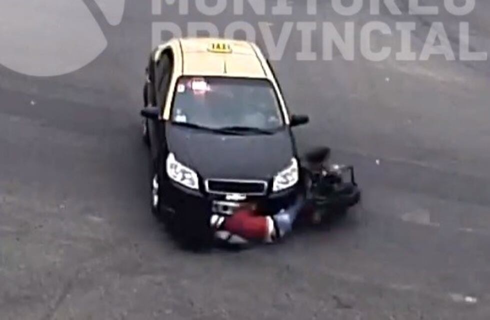 Quedó grabado cómo un motociclista derrapa y termina debajo de un taxi
