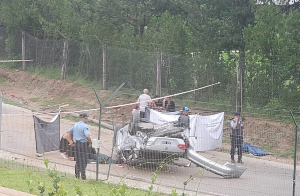 Dos jóvenes fallecieron al volcar el auto en el que viajaban en Villa Walcarde