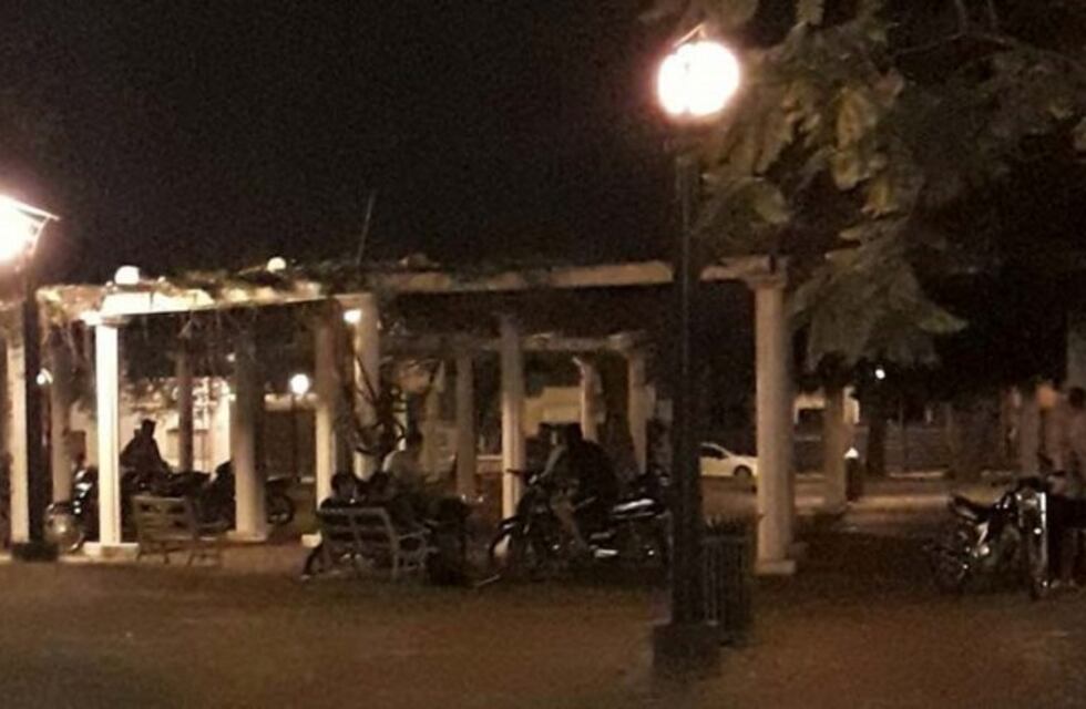 Vecinos molestos por las picadas de motos en plena Plaza Sarmiento
