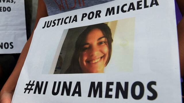 BAS01. ROSARIO (ARGENTINA), 08/04/2017.- Convocados por el colectivo #NiUnaMenos, gran cantidad de ciudadanos de Rosario (Argentina) se movilizaron para exigir justicia por Micaela Garcu00eda, la joven encontrada hoy, su00e1bado 8 de abril de 2017, asesinada en G