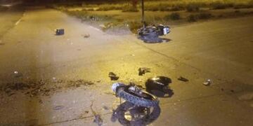 Impactante choque entre una auto y una motocicleta