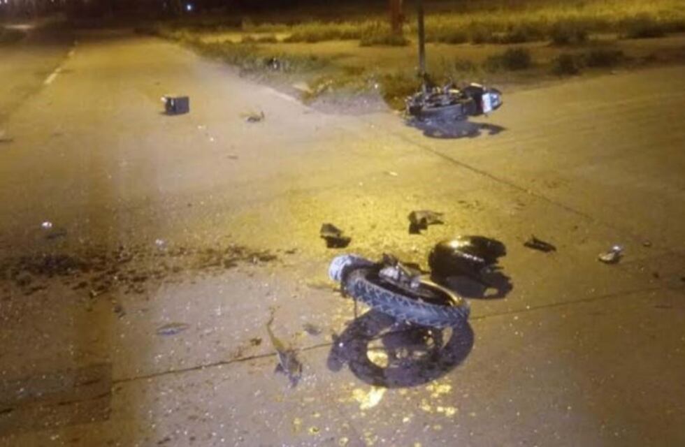 Impactante choque entre un auto y una moto