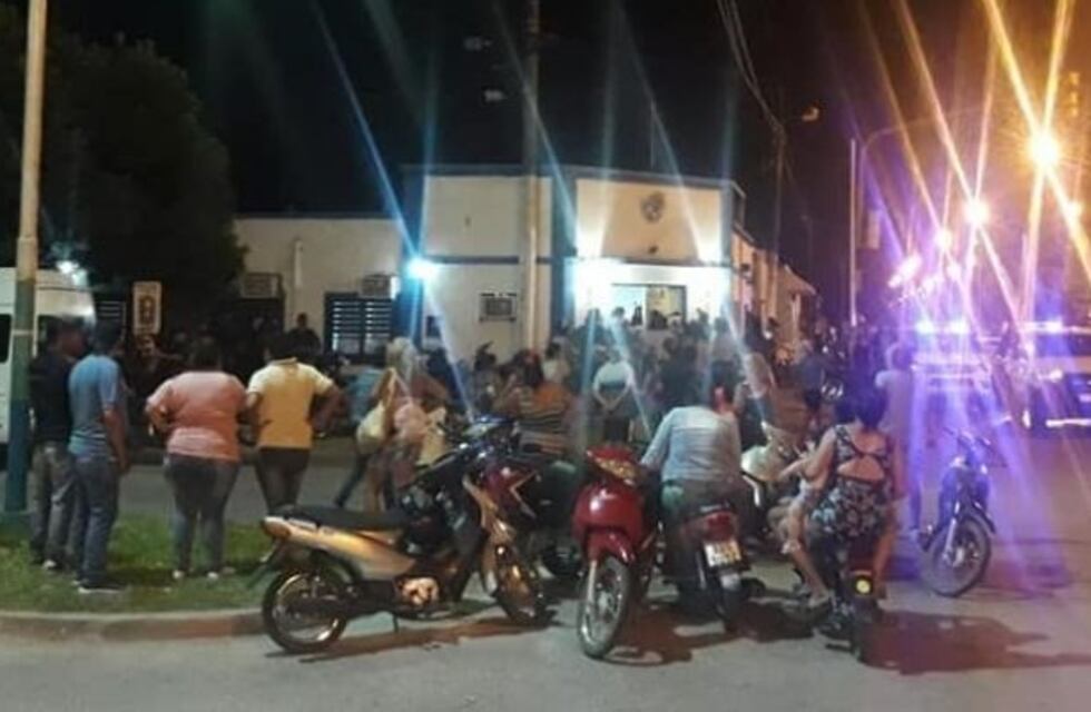 Una policía resultó herida durante un intento de motín en la comisaría Séptima