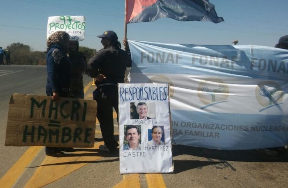 Trabajadores de la Secretaría de Agricultura y productores rurales cortaron la ruta