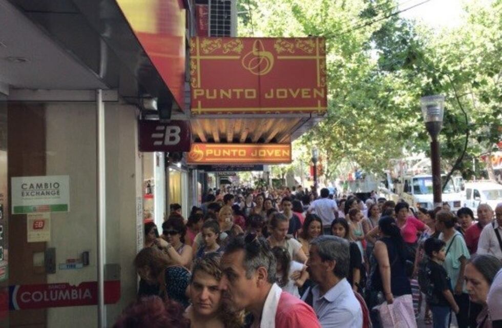 Malestar: largas colas de los jubilados mendocinos para cobrar en los bancos