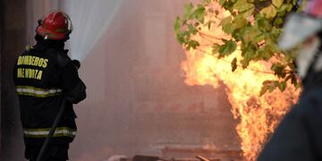 Una casa se incendió en Maipú. Los daños fueron totales.
