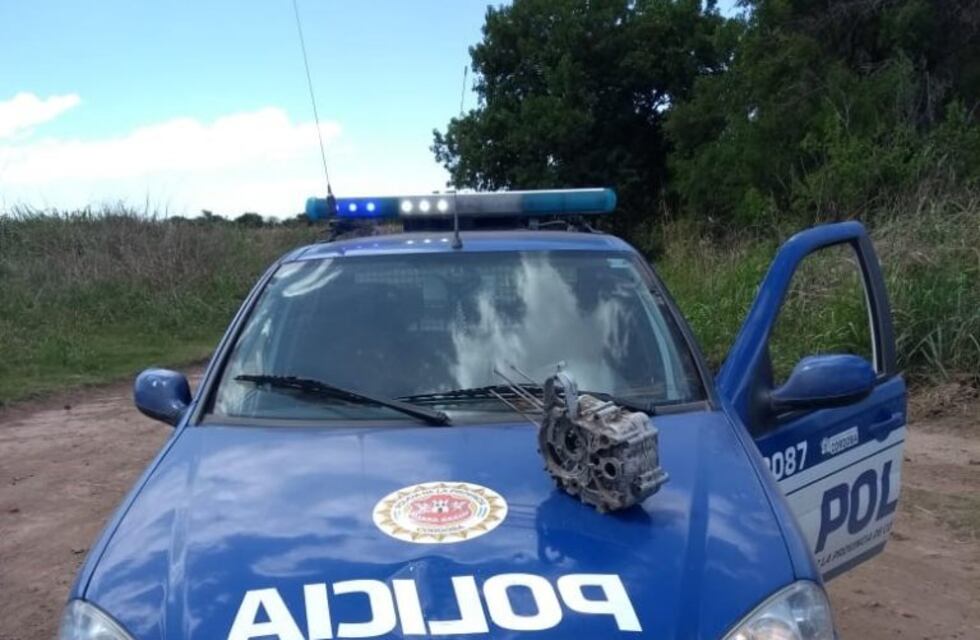 Lograron huir porque arrojaron partes de una moto sobre el móvil policial