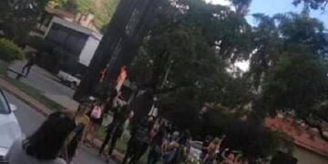 Feministas prendieron fuego la cruz del Paseo Guemes, Salta