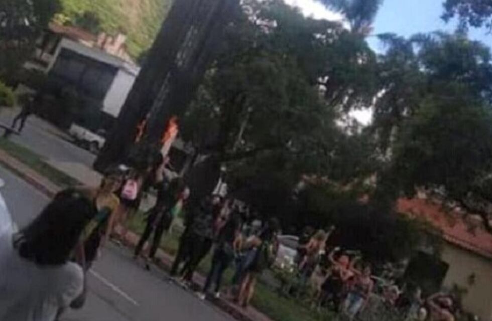 "Un violador en tu camino": feministas prendieron fuego la cruz del Paseo Güemes