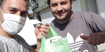 El árbitro internacional Fernando Espinoza (presidente de Acama) hace entrega de mercadería\u002E