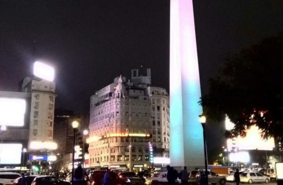 El Obelisco se iluminó con los colores de la bandera de México