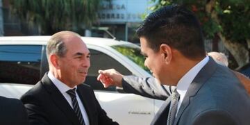 Leonardo Stelatto llegando al Concejo Deliberante de Posadas es recibido por el concejal Fernando Meza\u002E (Misiones Online)