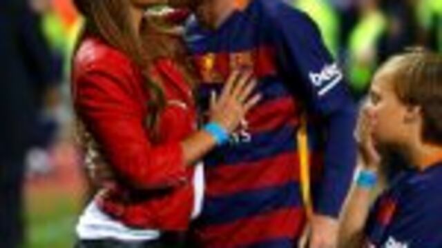 festejo festejos futbolistas jugadores equipo campeon campeones torneornBarcelona's Lionel Messi kisses his wife Antonella Roccuzzo as they celebrate after winning the final of the Copa del Rey soccer match between FC Barcelona and Sevilla FC at the Vicen