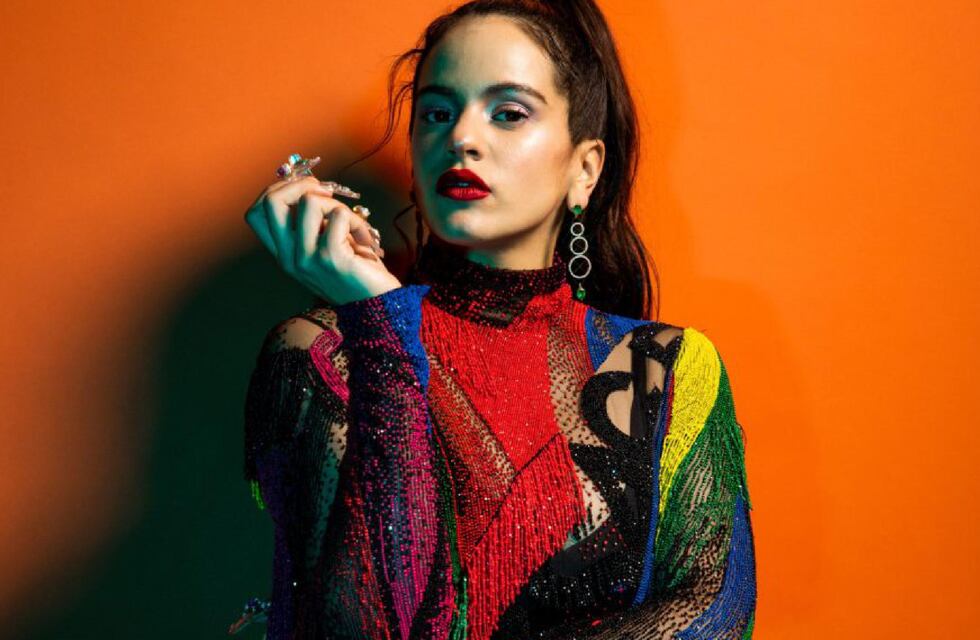 En bombacha y con una ajustada musculosa cut out, Rosalía revolucionó las redes sociales