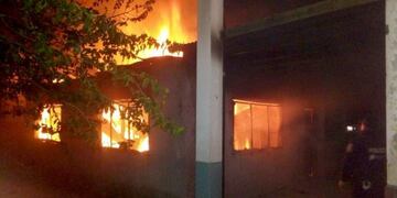 Incendian de modo intencional dos aulas de una escuela de Moreno