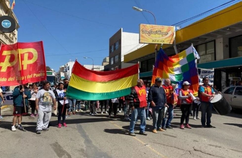 En Comodoro se manifestaron por la crisis que atraviesa Bolivia