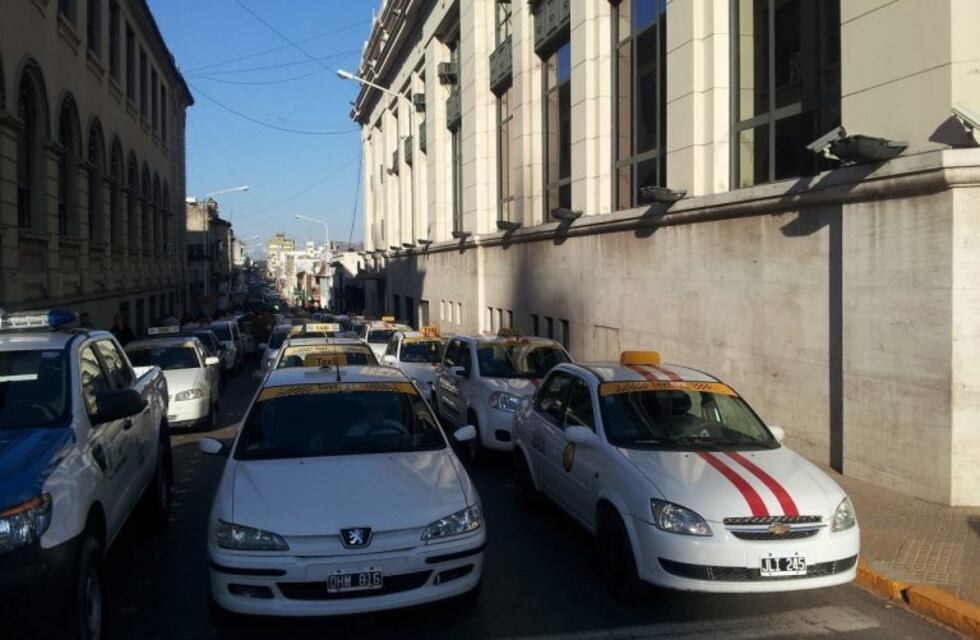 Nuevo aumento de taxis en Paraná