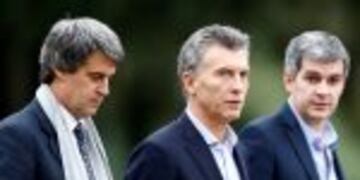 Argentine President Mauricio Macri flanked by Finance Minister Alfonso Prat-Gay (L) and Chief Cabinet Marcos Pena (R), walks toward a news conference at the Olivos presidential residence in Buenos Aires, Argentina, May, 6, 2016. REUTERS/Enrique Marcarian buenos aires mauricio macri marcos peu00f1a Alfonso Prat Gay reunion de gabinete nacional presidente ministros reunion en la quinta residencia olivos conferencia de prensa a periodistas extranjeros