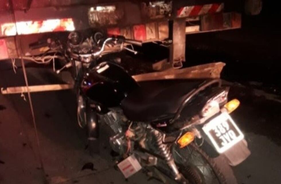 Chocó contra un acoplado y está muy grave