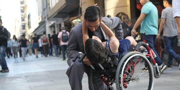 GRAF9177\u002E BUENOS AIRES, 24/03/2019\u002E- Brenda Holtz y Horacio Tolosa, como artistas callejeros, bailan tango en el centro de la ciudad de Buenos Aires, el día 14 de marzo de 2019\u002E Brenda y Horacio podrían ser dos bailarines más que conectan al viandante con la pasión y la melancolía porteña, pero no es así, ya que su danza, además de ir sobre ruedas, no tiene límites creativos sobre las aceras\u002E \