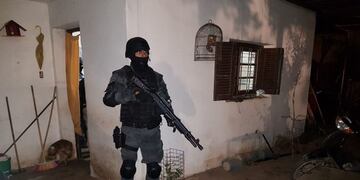 Un efectivo de la FPA custodia la casa durante el operativo