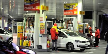 La nafta súper se va a $43,36 el litro y la premium $49,98 el litro\u002E