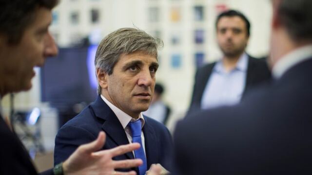 Argentine Finance Minister Luis Caputo (C) speaks with media at the end of a meeting at Americas Society/Council of the Americas, on April 19, 2017, in New York. / AFP PHOTO / EDUARDO MUNOZ ALVAREZ eeuu nueva york Luis Caputo ministro de finanzas de argentina reunion en la sociedad de las americas