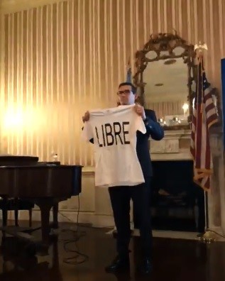 El biotecnólogo cerró su intervención con la remera que habían preparado para la reunión por los 30 años\u002E (Facebook)