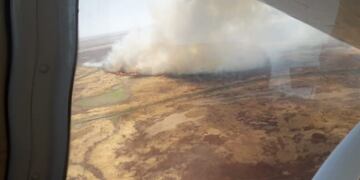 El viernes enviaron un avión hidrante para controlar algunos focos frente a Arroyo Seco\u002E (@juanmburgoa)
