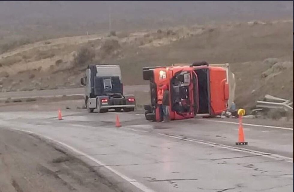 Volcó camión entre Comodoro y Caleta Olivia