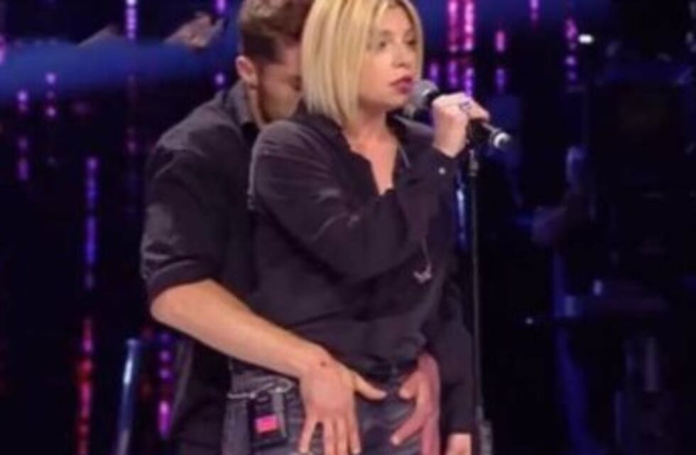 Una cantante italiana fue manoseada en pleno recital