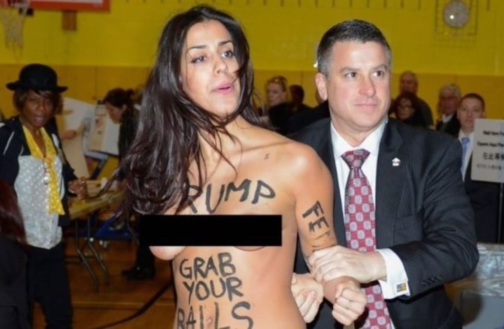 Feministas protestaron en topless en un local electoral de Trump