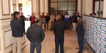 Carlos Sánchez con empleados del Frigorífico Anselmo