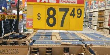 Locura por la oferta de fernet en el súper\u002E